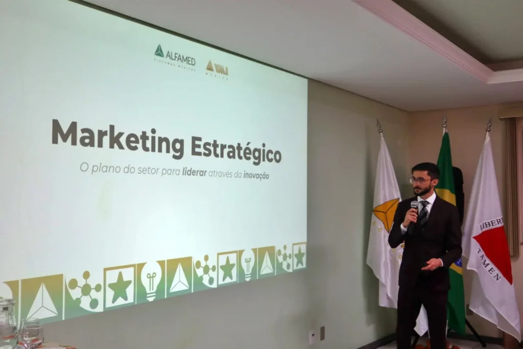 Guilherme Oliveira, diretor do Grupo VHN apresentando sobre marketing estratégico na 6 convencao de vendas alfamed e vmi medica