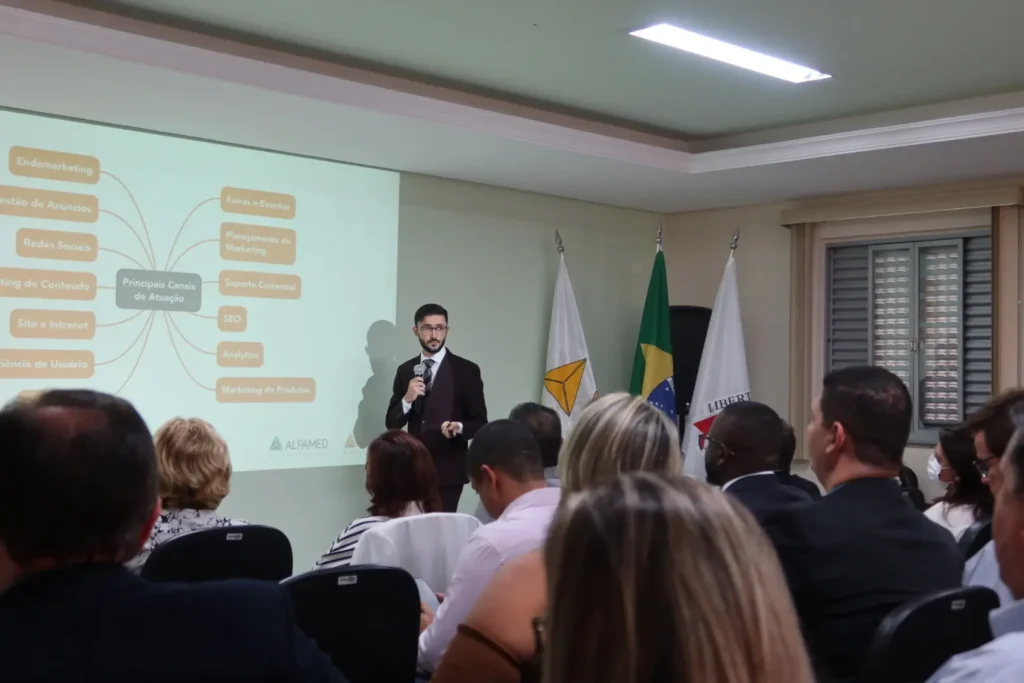 marketing estratégico 6 convencao de vendas alfamed e vmi medica industria Guilherme Oliveira, diretor do Grupo VHN apresentando sobre marketing estratégico na 6 convencao de vendas alfamed e vmi medica