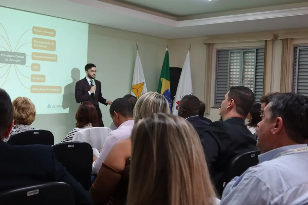 Guilherme Oliveira, diretor do Grupo VHN apresentando sobre marketing estratégico na 6 convencao de vendas alfamed e vmi medica 2024