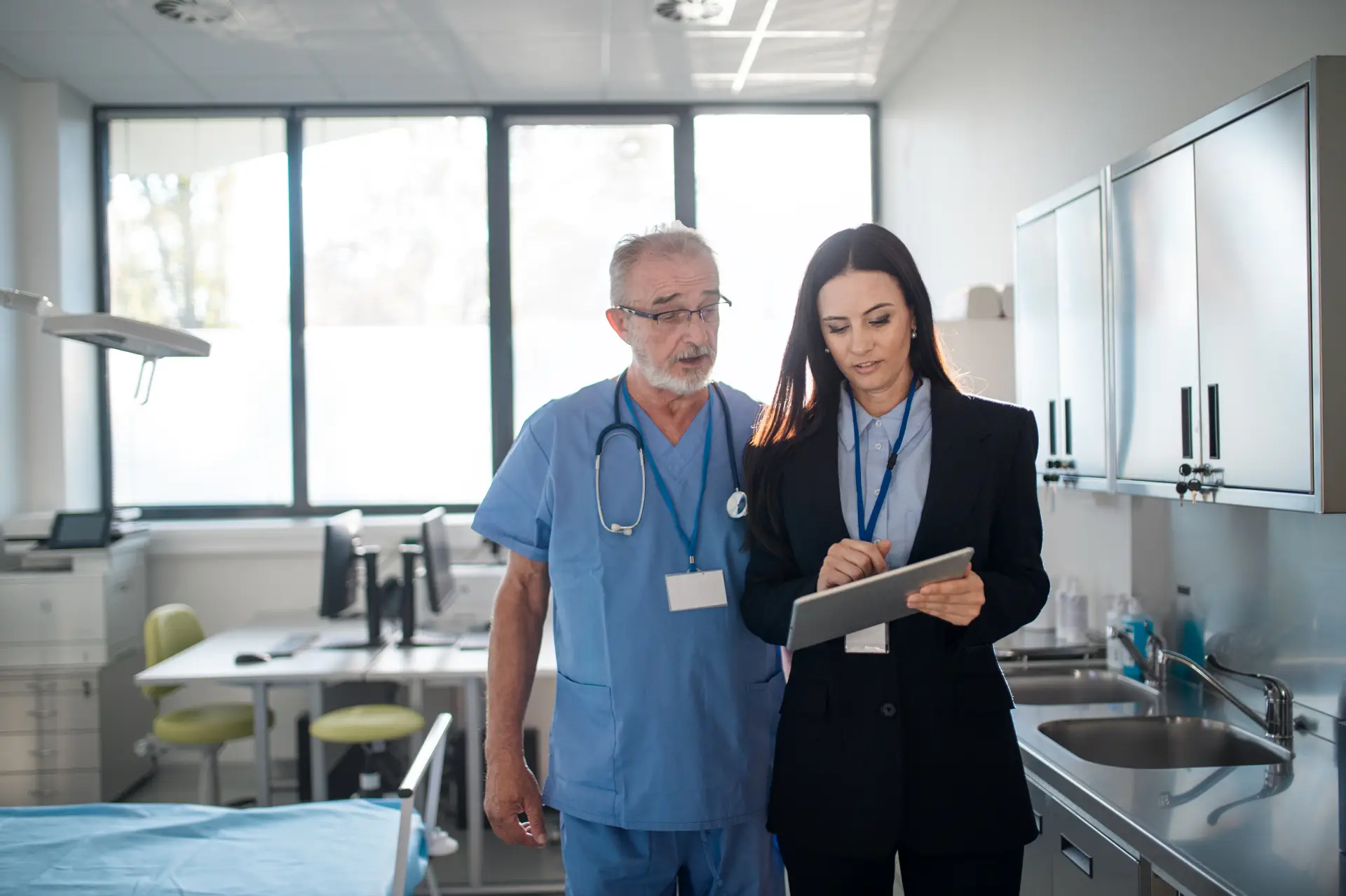 assessor de marketing em reuniao com diretor hospitalar para desenvolver estrategias eficientes para aquisicao de pacientes para hospital